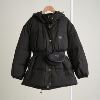 [ P ] 리나일론 트라이앵글 로고 벨티드 파우치 다운 패딩 (여성)