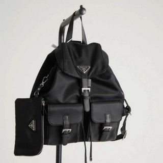 프* 파우치가 달린 미디엄 리나일론 백팩