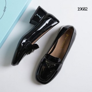 프* 삼각로고 페이턴트 레더 로퍼 (여성)